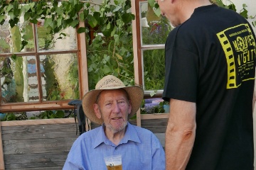 Auch unser einziger CISM Veteran war fr ein Bier und eine Wurst dabei: Max Horand